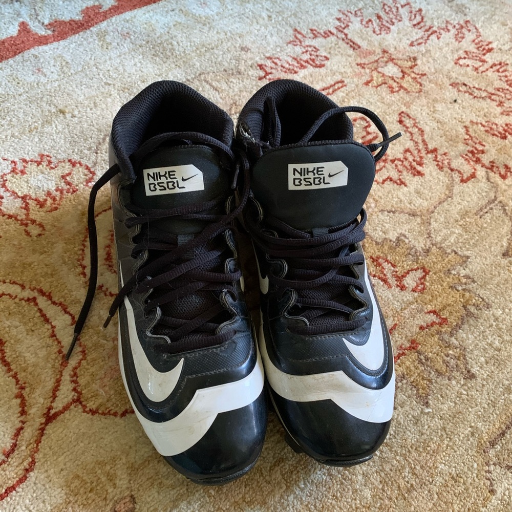 Size 7.5 men’s baseball cleats